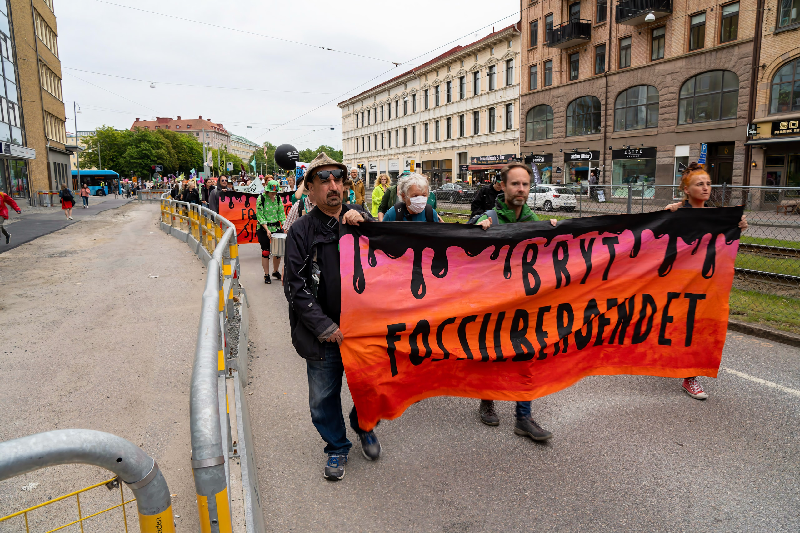 Banderoll vid avmarsch – klimatrörelsens budskap syns tydligt