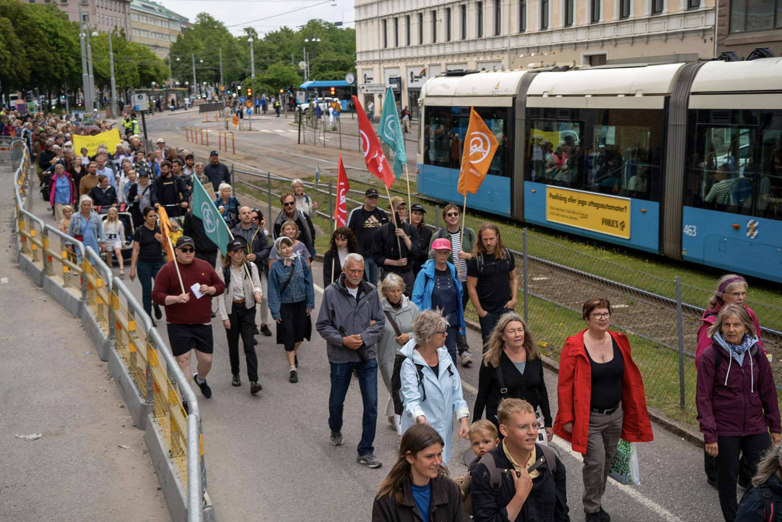 Avmarsch ovanifrån — tåget sträcker ut sig