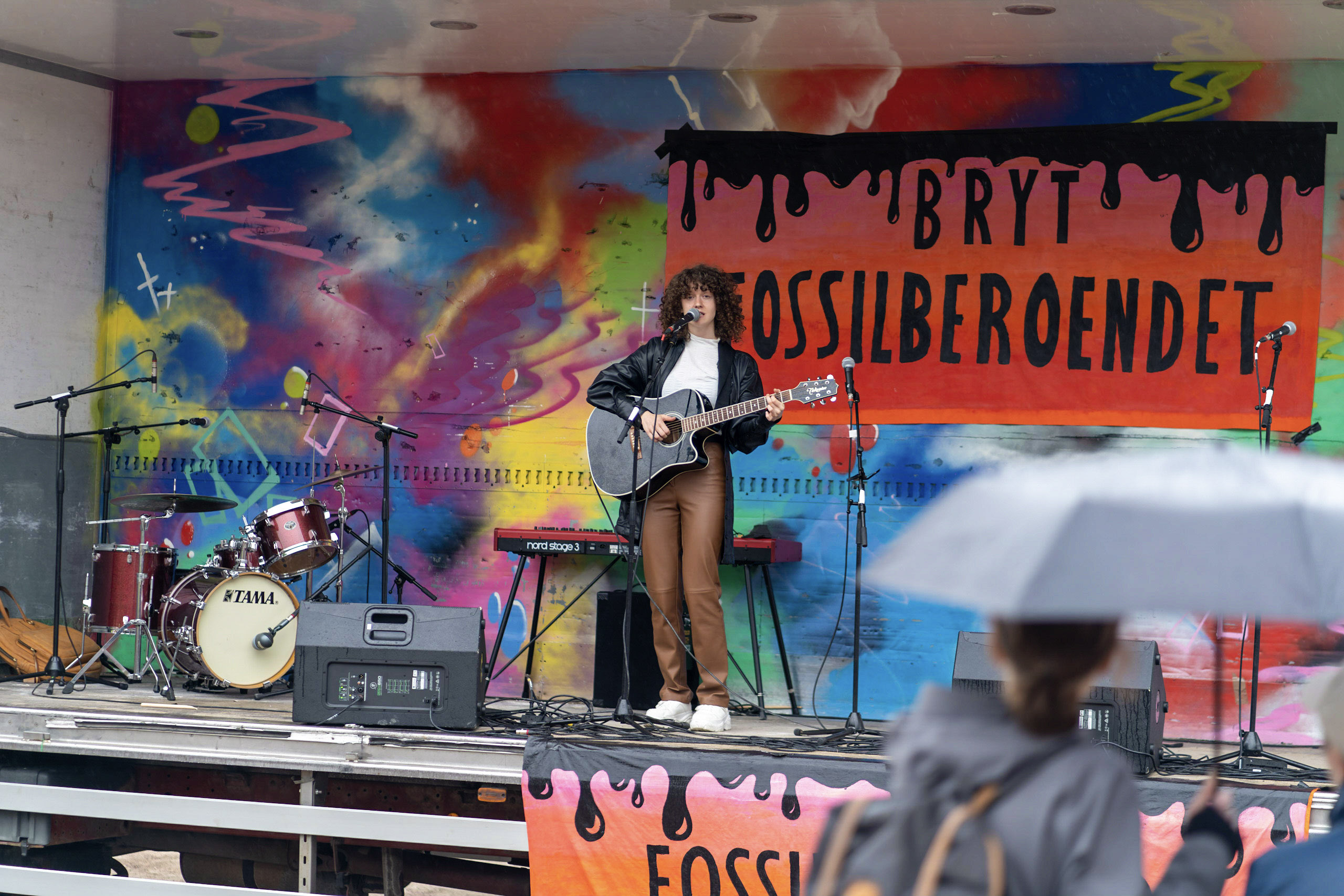 Klippan — marschen framme, artist på scen