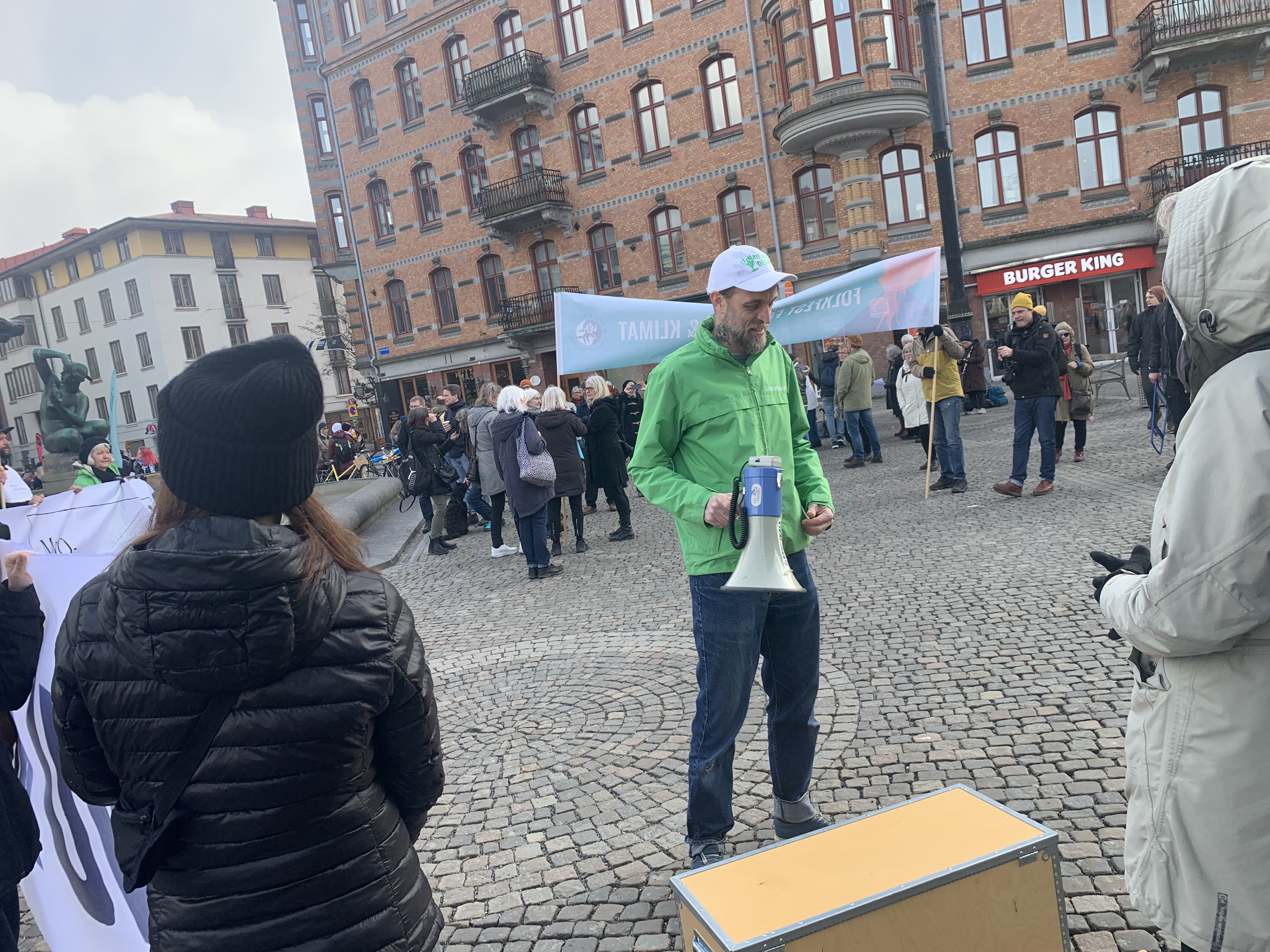 Järntorget — folksamling växer