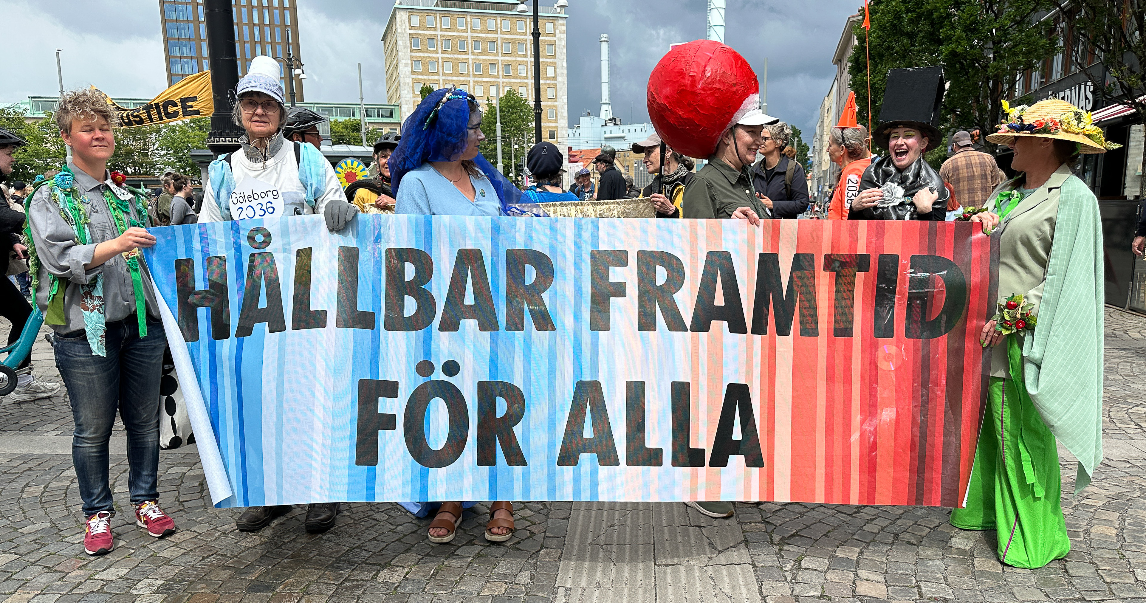 Järntorget – folksamlingen växer