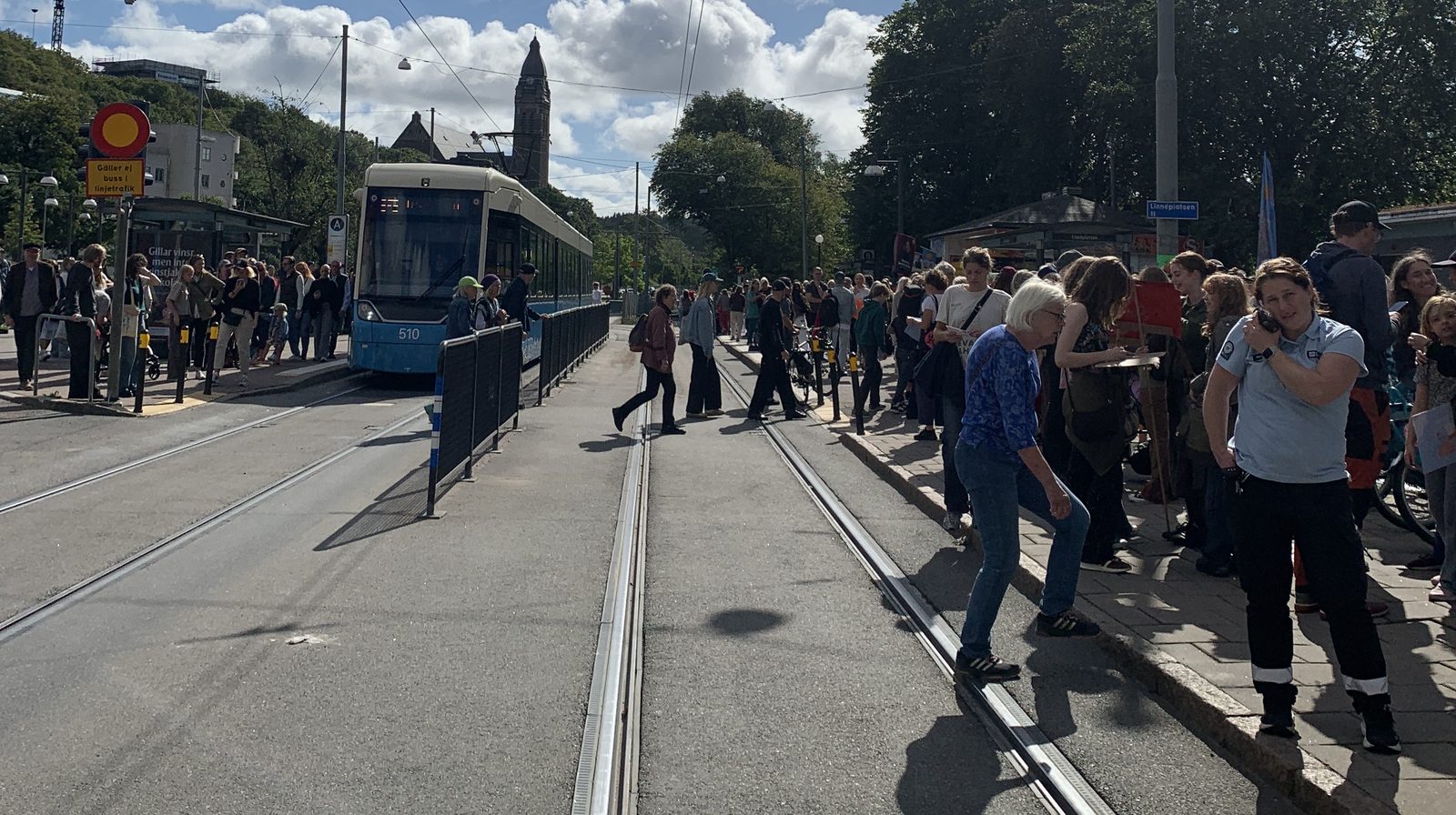 Linnéplatsen – kön ringlar längs spårvagnshållplatsen