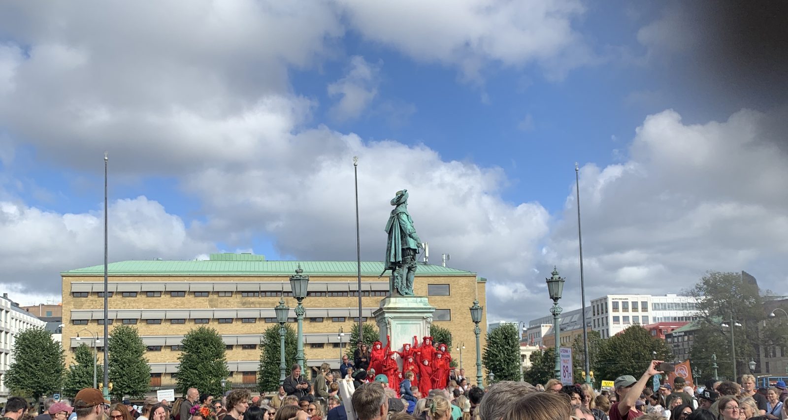 Framme på Gustaf Adolfs torg kl 15.23 – Röda Rebellerna vid statyns fot