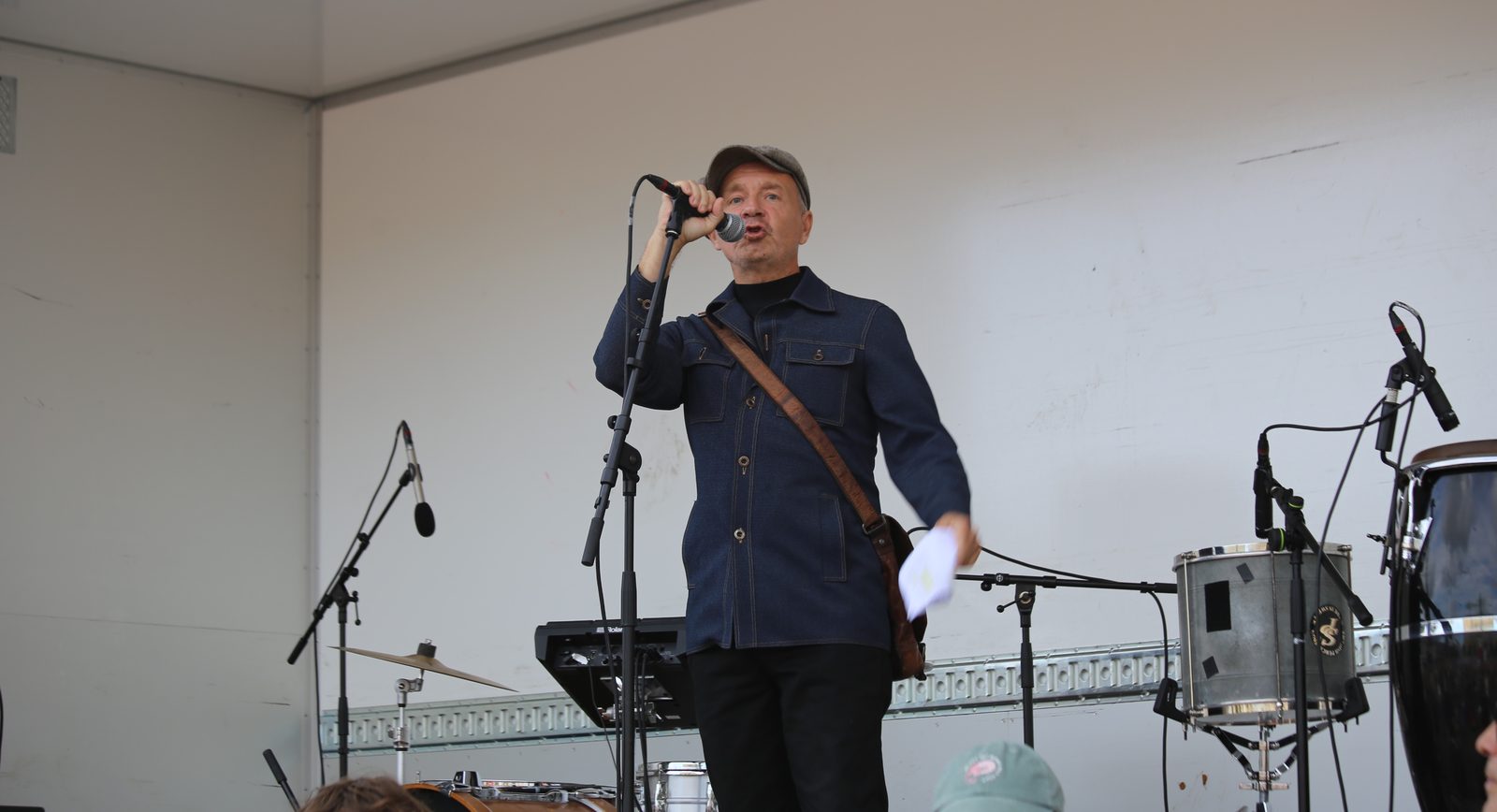 Kent Wisti, präst och satiriker, talar. Foto: Abigail Hartshorn
