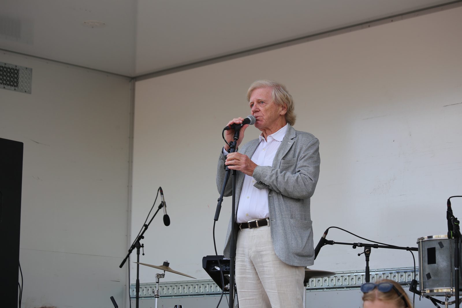 Claes Eriksson läser Den lilla svalan. Foto: Abigail Hartshorn